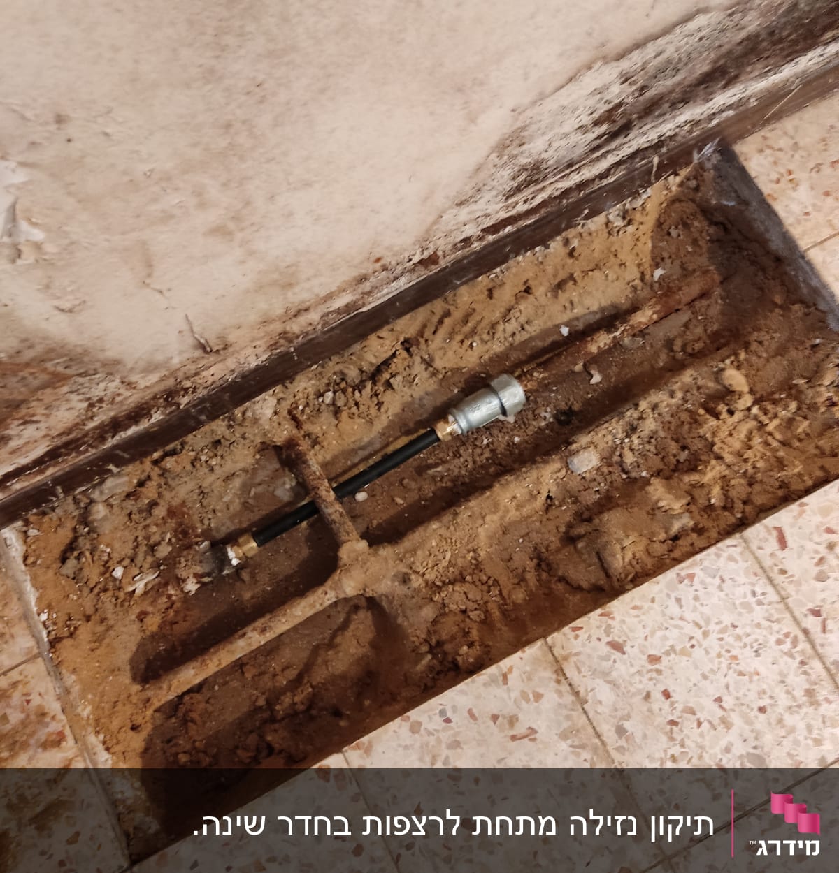 צינור מים מותקן בתעלה ברצפה